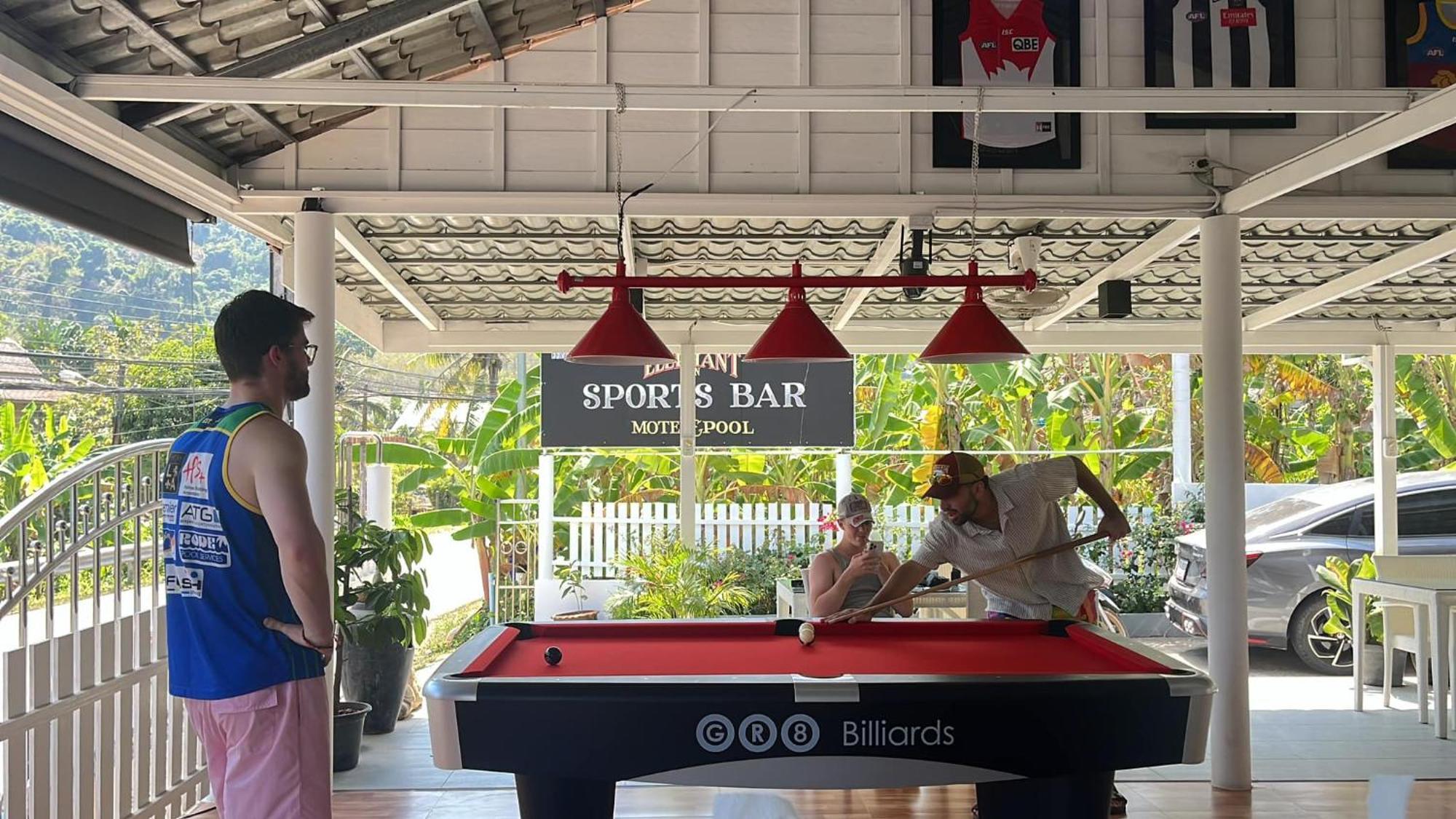 Elephant Sports Bar And Accommodation 푸껫 외부 사진